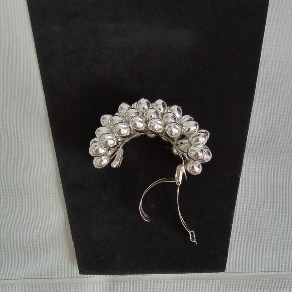 New Rave Silver Toned Shiny Plastic Beaded Cluster Hair Clip Accessory GUC - Picture 7 of 7